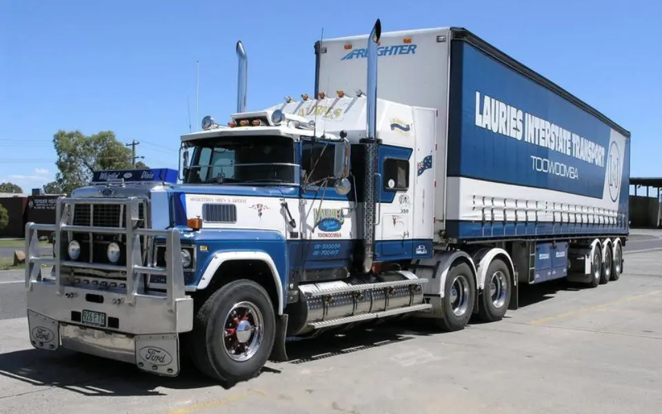 Por que os camións domésticos non apuntan os seus tubos de escape cara arriba?